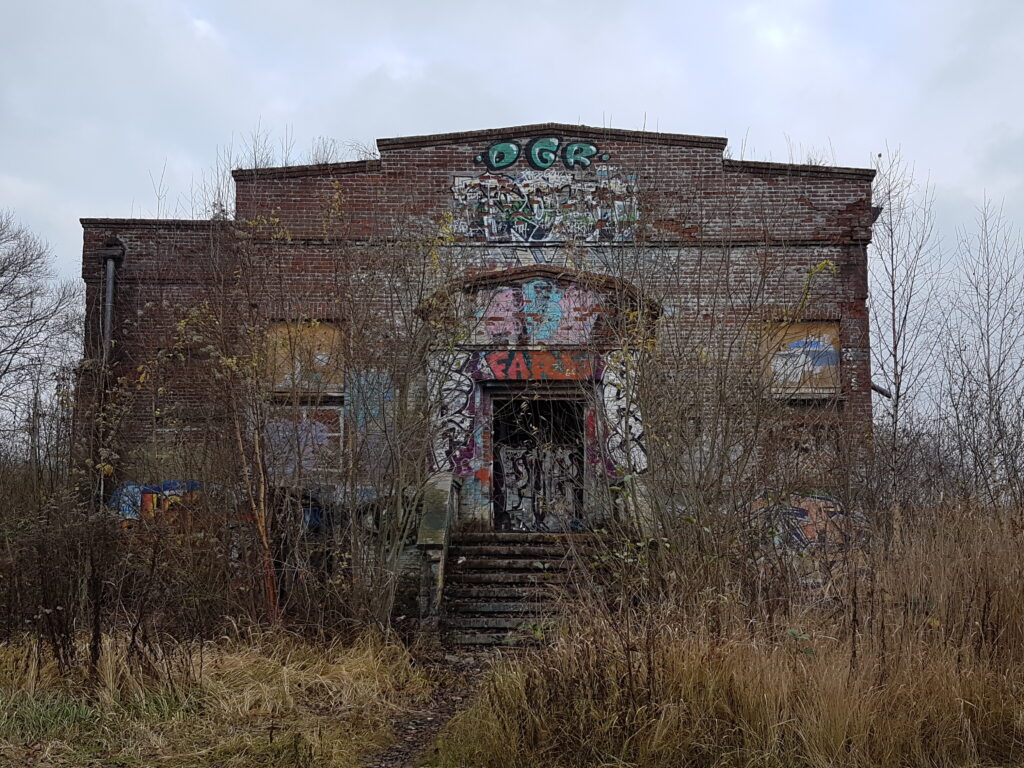 Halle im Busch