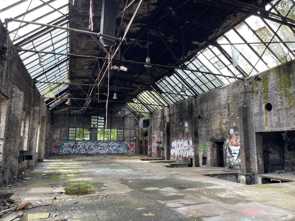 Lange verlassene Werkshalle
