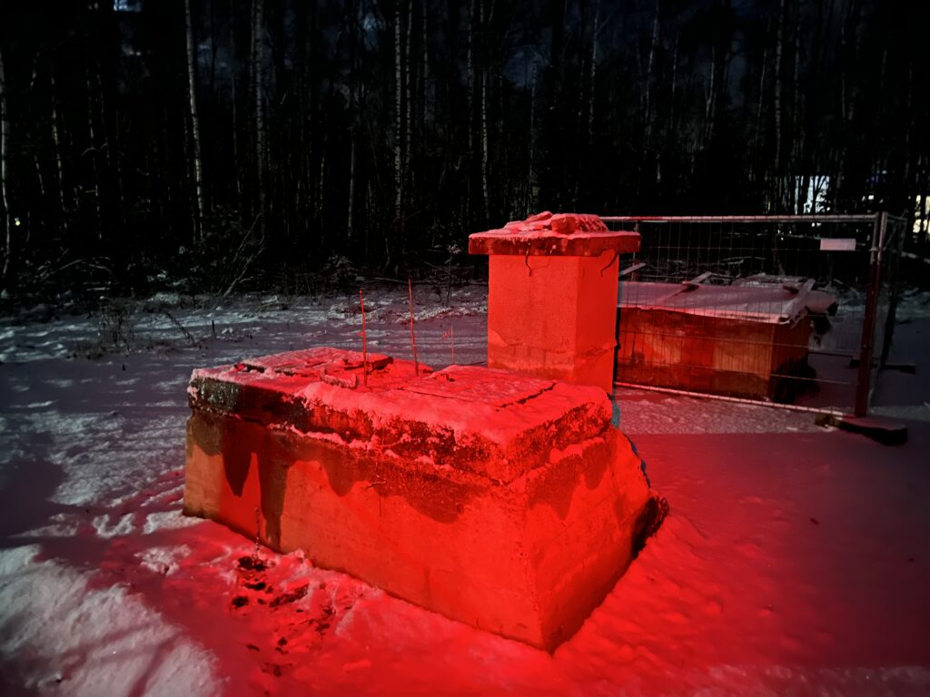 Ein Bunkereingang in rotem Licht einer Taschenlampe