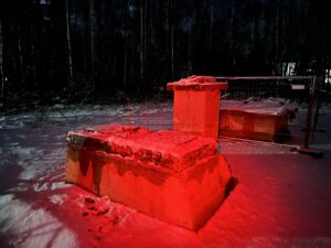 Ein Bunkereingang in rotem Taschenlampenlicht