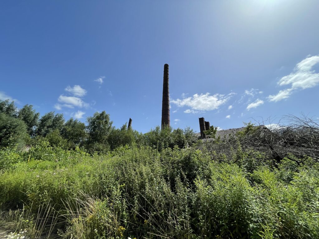 Die Schornsteine der alten Ziegelei ragen in den Himmell