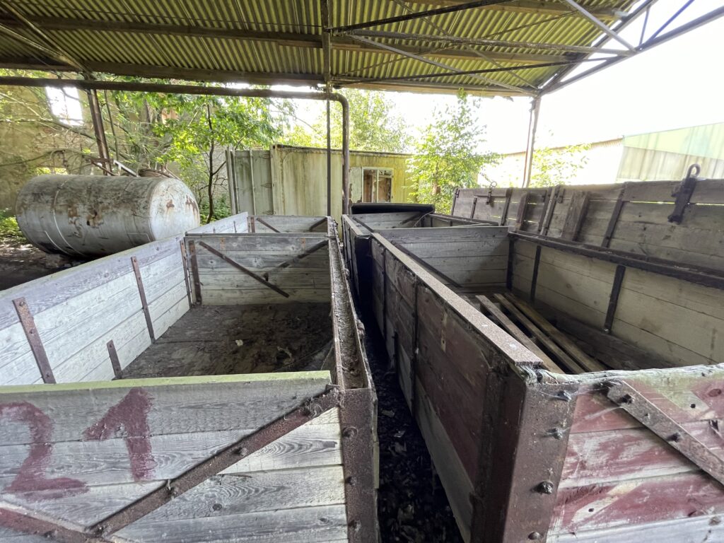 Transportwagons zur Personenbeförderung stehen in einer Halle