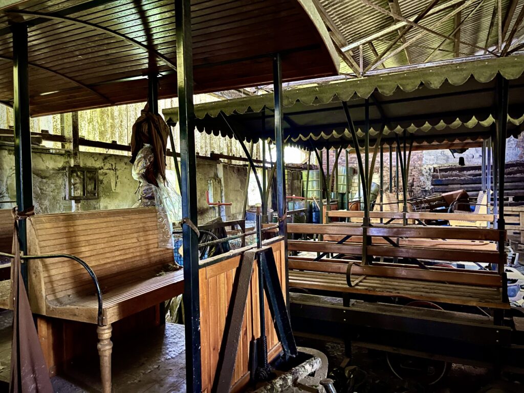 Weitere Wagons in der alten Fabrik Muhr