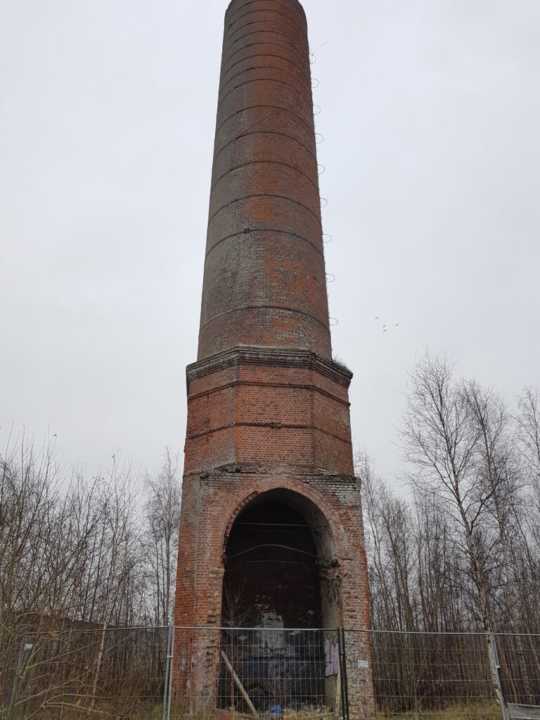 Alter Schornstein des Zementwerks