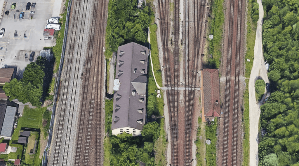 Luftaufnahme des Gebäudes zwischen den Gleisen