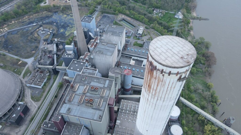 Kraftwerk von einem Turm fotografiert