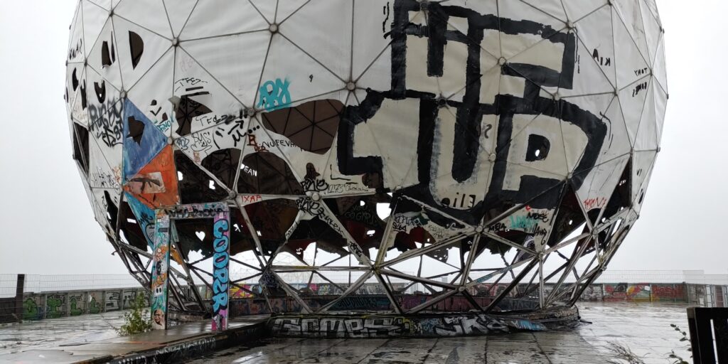 Verlassene Radarkuppel mit Graffitis