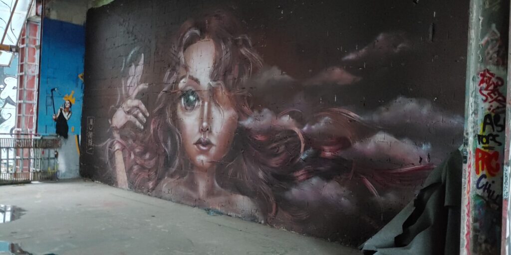 Frau in Geistererscheinung als Graffiti
