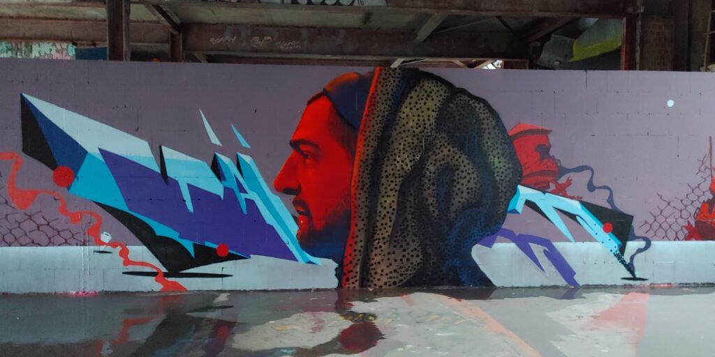 Mann mit Kapuze als Lost Place Graffiti