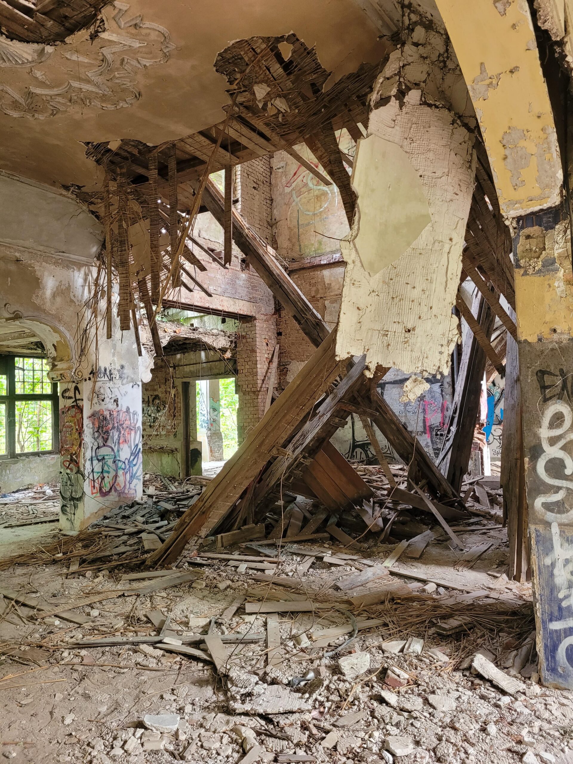 Die eingestürzte Decke auf dem Lost Place Zippendorf