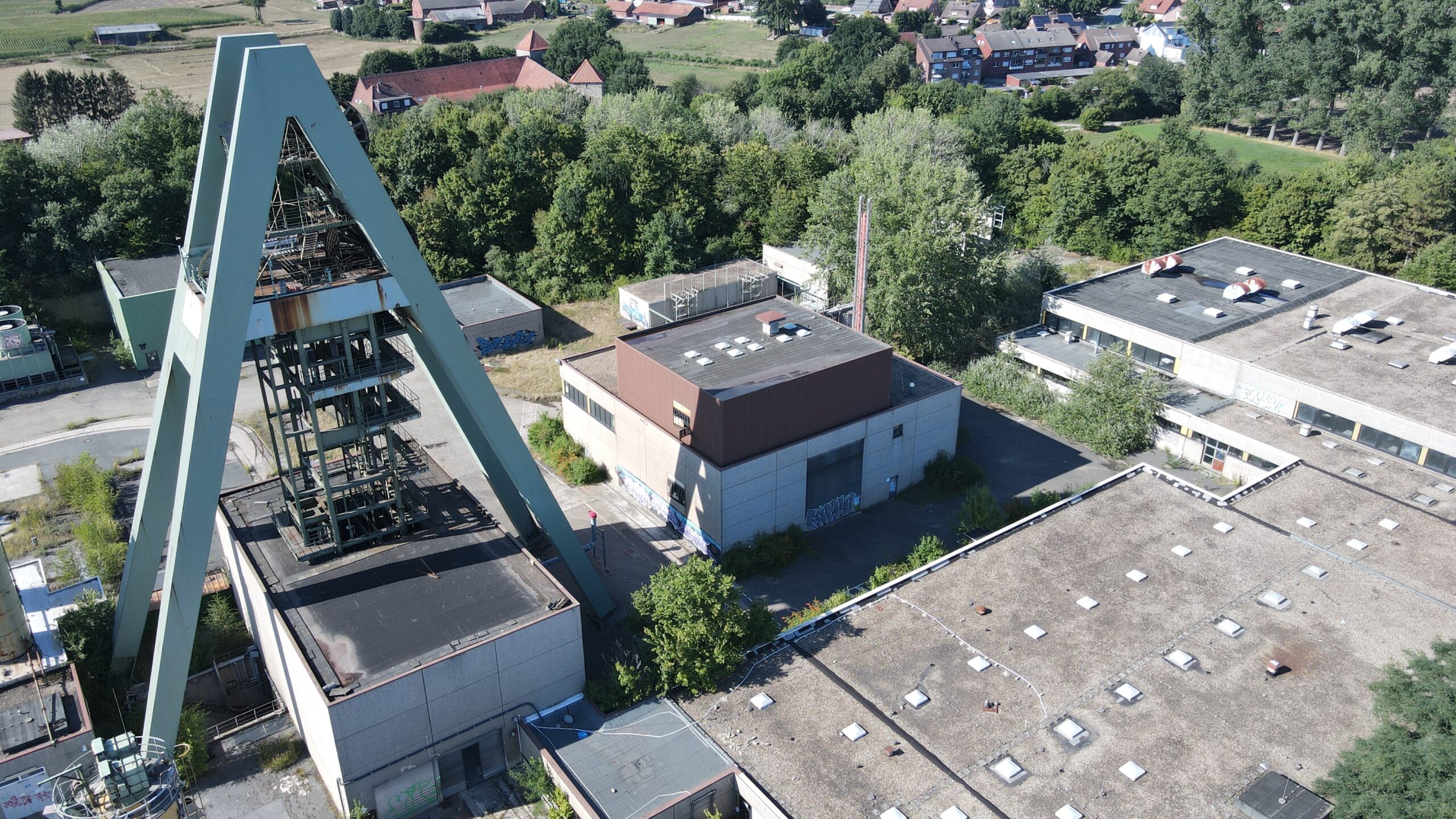 Förderturm und Gebäude auf dem Lost Place Auguste Victoria