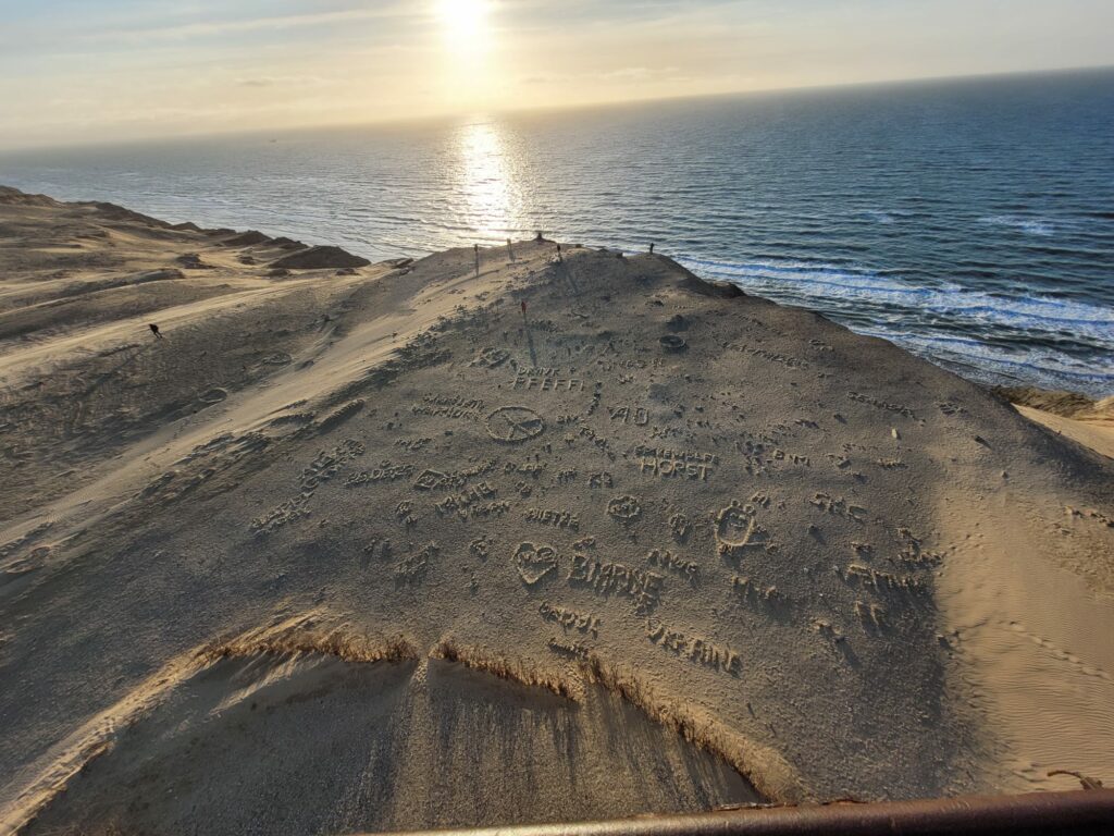 Sandbilder am verlassenen Leuchtturm