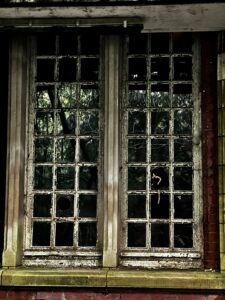 Kaputte Fenster einer Lost Place Psychiatrie