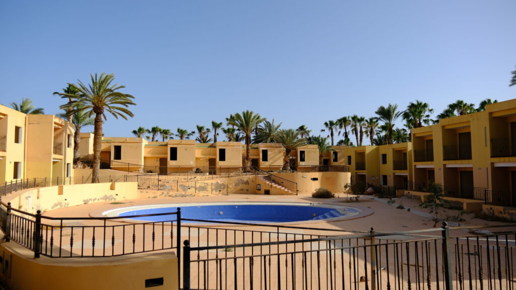 Pool im verlassenen Hotel auf Fuerteventura