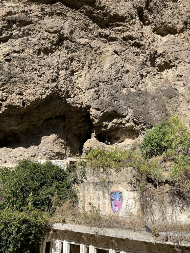 Eine Höhle neben dem verlassenen Hotel
