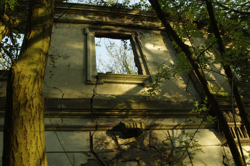 Fehlende Fenster im alten Rittergut