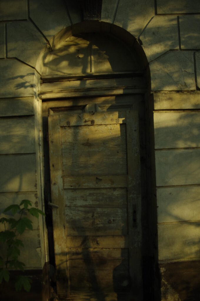 Verschlossene Türe im alten Haus Tervoort
