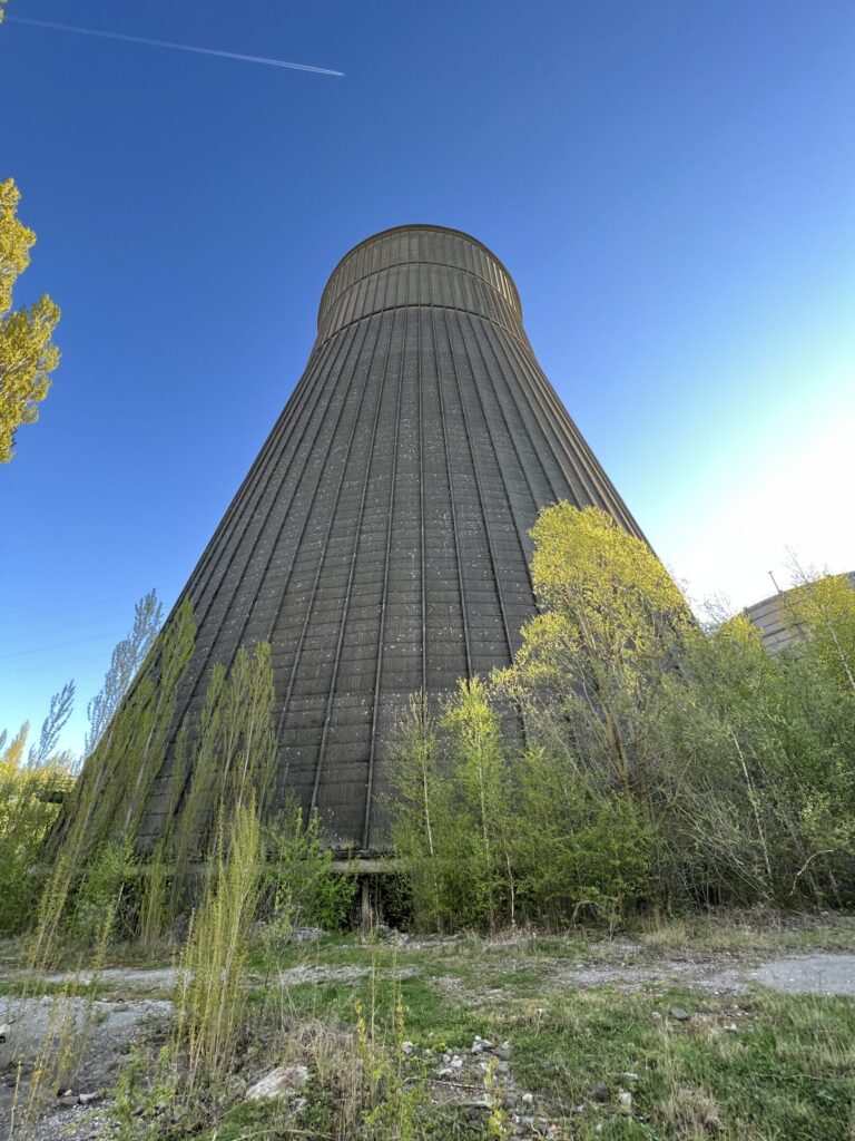 Ein verlassener Kühlturm von unten