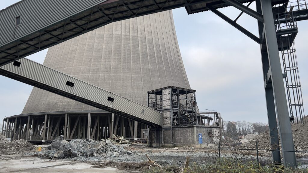 Die riesige Kühlturm im Kraftwerk Voerde (NRW) wird gesprengt
