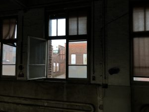 Sinnbild: Offene Fenster und Türen, der Eigentümer des Bowlingcenters Borken scheint sein Gelände kaum zu sichern