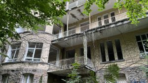 Frontfoto - verlassene Klinik Aprath in Wuppertal