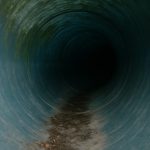 Verlassene Rutsche von innen im ehemaligen Schwimmbad