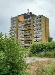Ein verlassenes Hochhaus, das als Horror-Hochhaus und Lost Place bekannt wurde