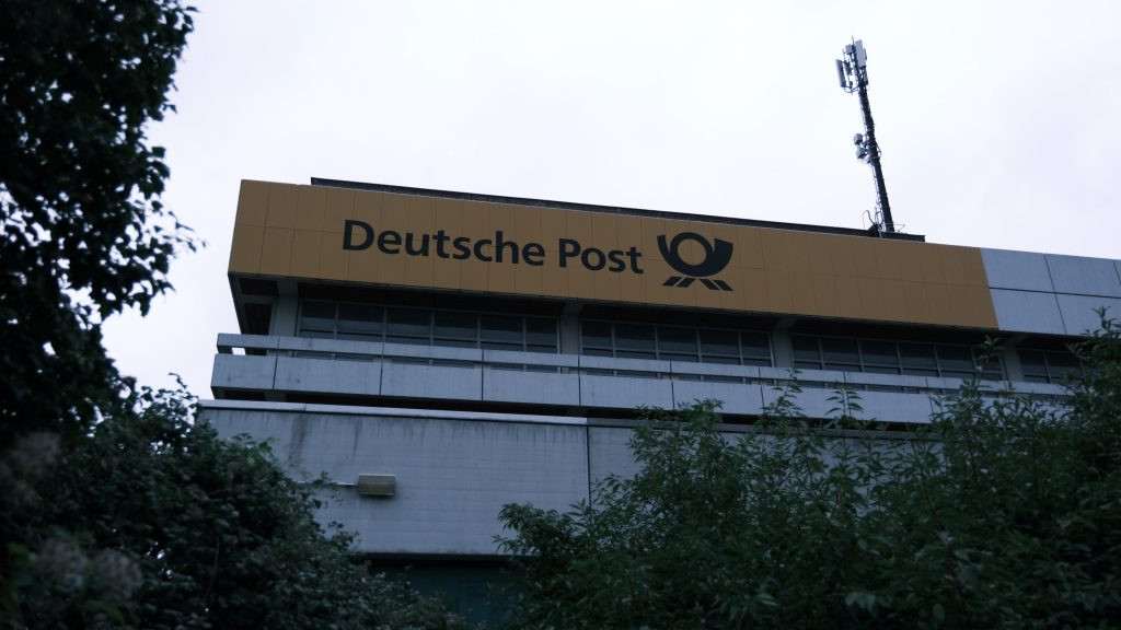 "Deutsche Post" steht auf einem großen Schriftzug an der Dachkante des verlassenen Postzentrums Wuppertal