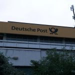 "Deutsche Post" steht auf einem großen Schriftzug an der Dachkante des verlassenen Postzentrums Wuppertal