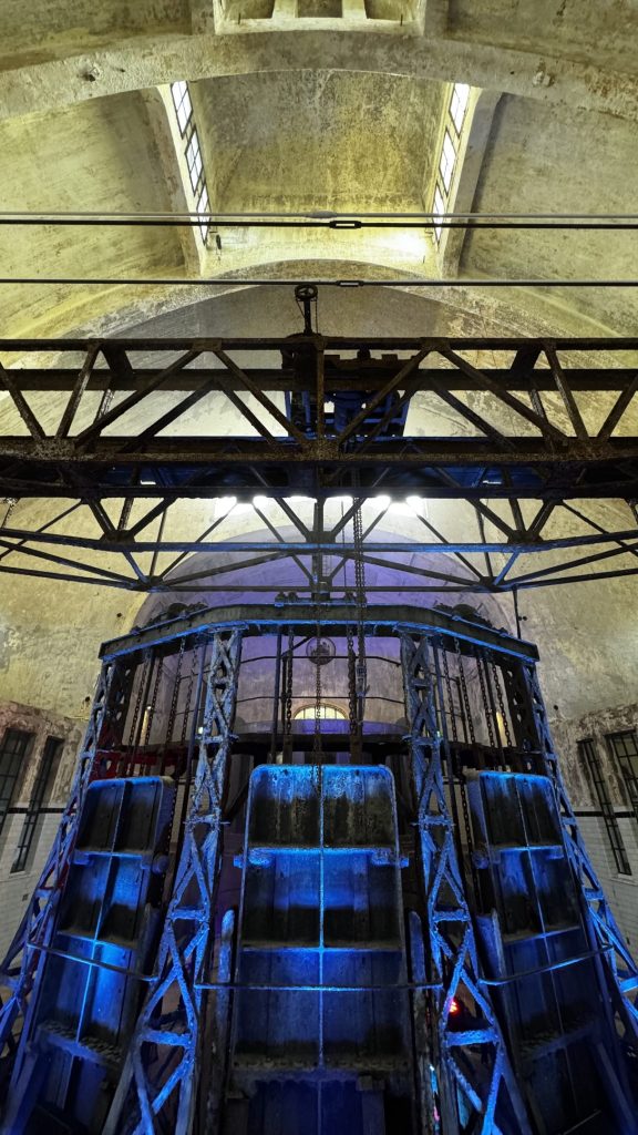 verlassenes Klärwerk mit beleuchtetem Filtertor