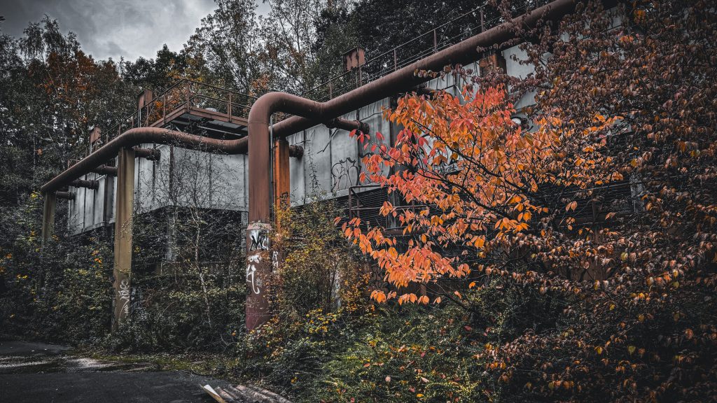 Auf dem Gelände der Lost Place Zeche stehen alte Lüftungsanlagen, die zum Wetterschacht Sandbochum gehörten