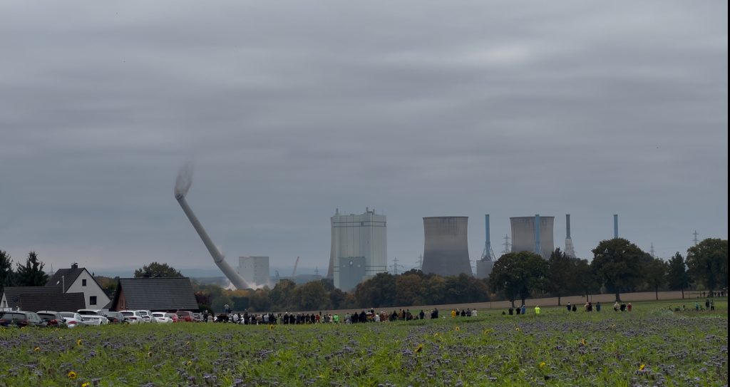 Der 282 Meter hohe Schornstein in Werne fällt zu Boden