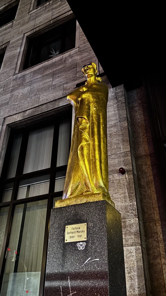 Goldene Statue der Fortund vor der ehemaligen Bundesbank