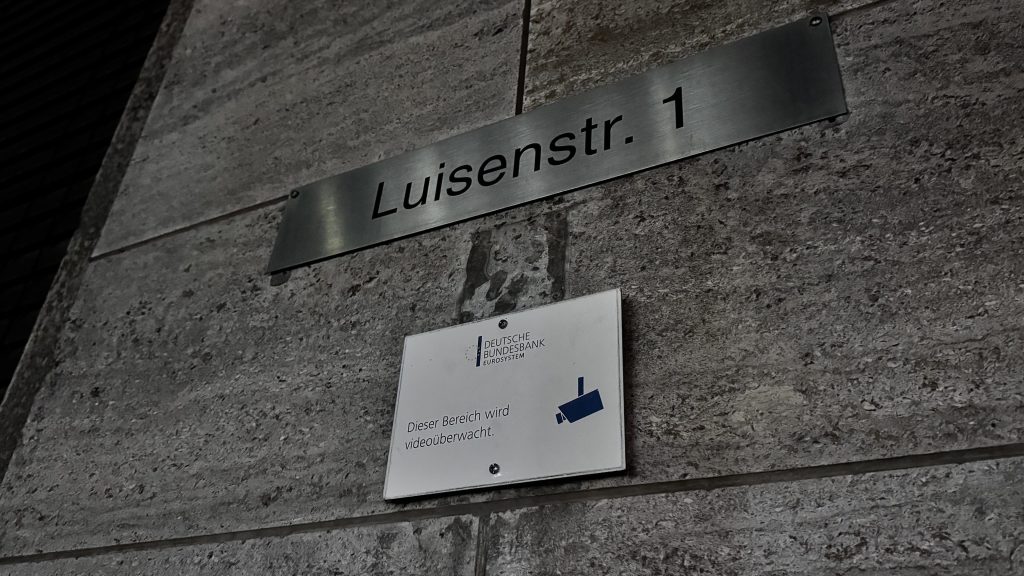 Schild mit Aufschrift "Dieser Bereich wird videoüberwacht" am Gebäude der ehemaligen Bundesbank Dortmund