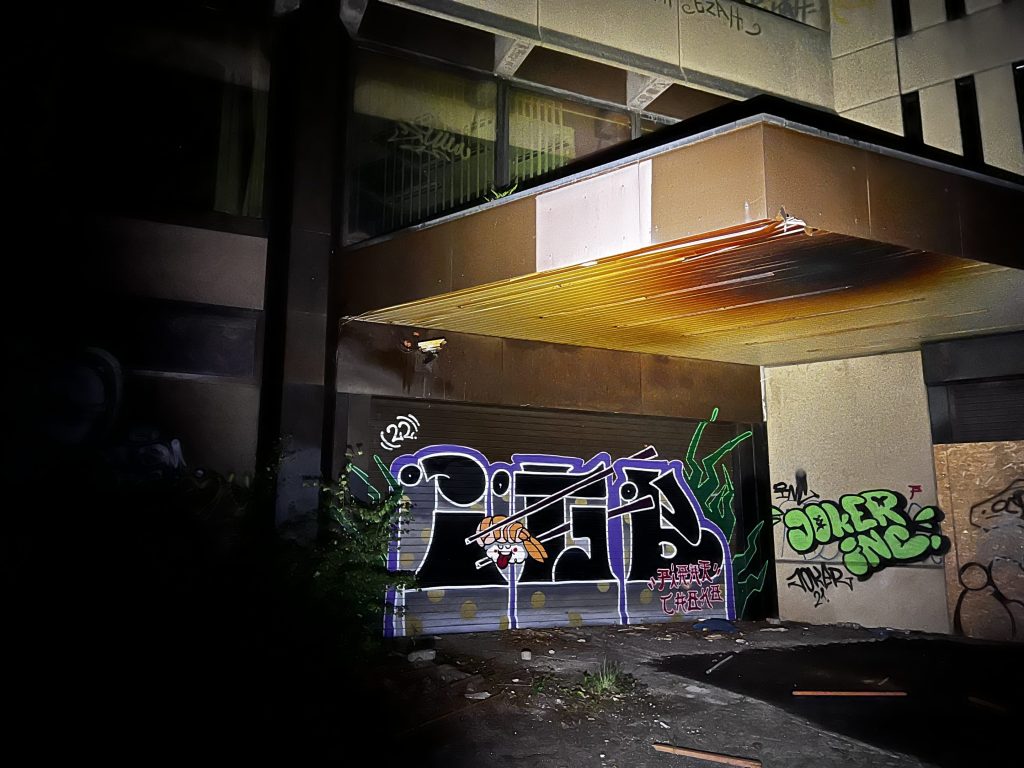 Starke Vandalismus Spuren am Kran-Firma Lost Place in der Nähe von Dortmund