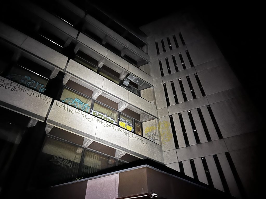 Kaputte Bürofenster im DEMAG Lost Place