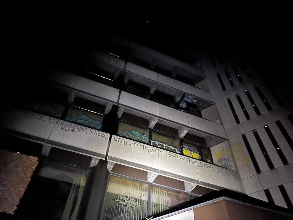 Kaputte Fenster in der verlassenen Kran Firma