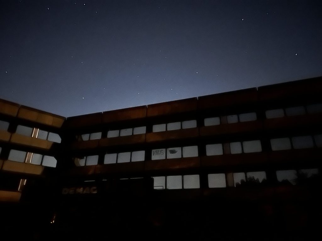 Kaputte Fenster in der verlassenen DEMAG Zentrale bei Dortmund