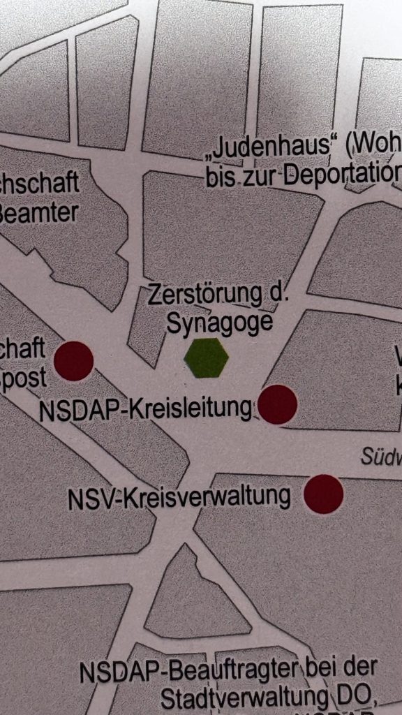 Historischer Stadtplan mit eingezeichneten Gebäuden der NSDAP sowie der zerstörten jüdischen Synagoge