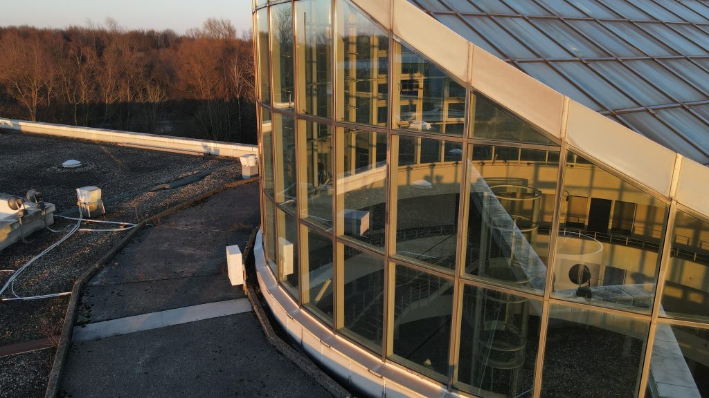 Glaskuppel des verlassenen Firmengebäudes in Bochum / Herne