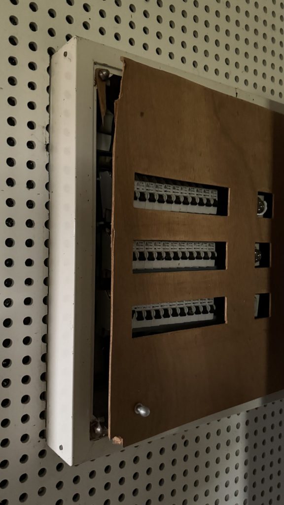 Alter Sicherungskasten im Lost Place