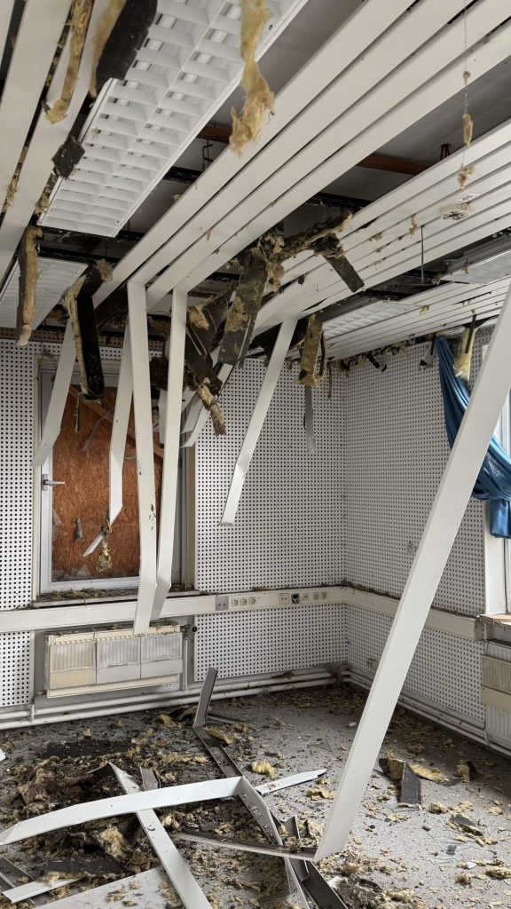 Die Decke im Lost Place kommt herunter