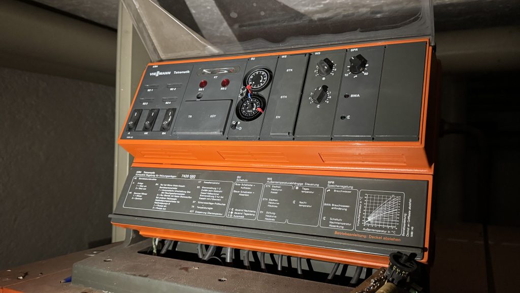 Alte Maschine im Lost Place in Oberschleißheim