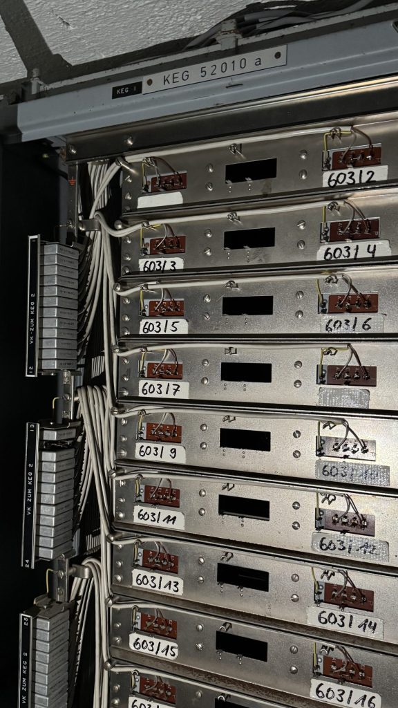 Alte Empfangsanlagen im Lost Place Radio