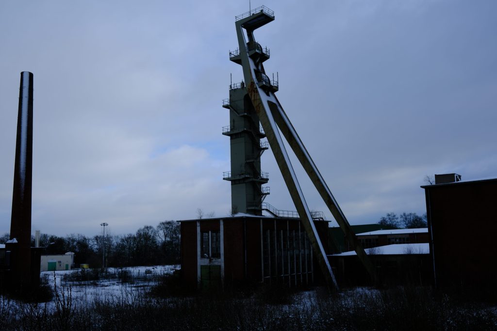 Förderturm und Förderschachthaus der verlassenen Zeche Niederberg in Kempen / Tönisberg